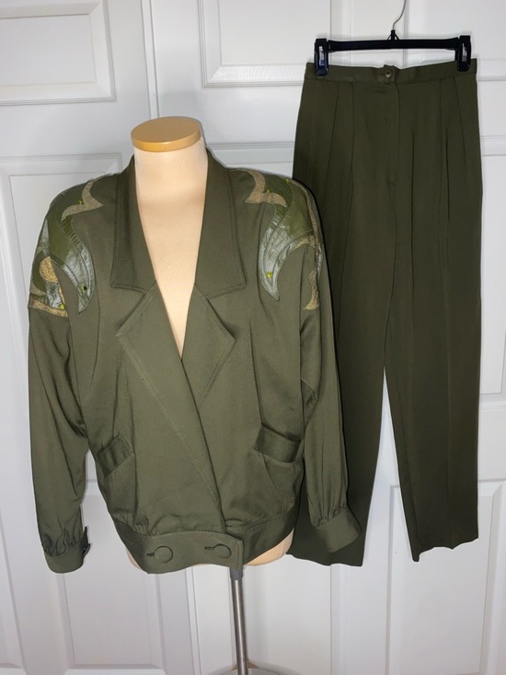 MOZA New York Women's Olive Green Tailored Blazer and High-Waist Pants Set